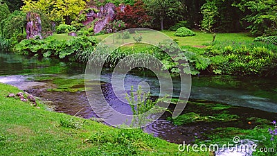 Ruscello del giardino dell'Eden che zampilla sull'acqua di ruscello del fiume in autunno video d archivio Ruscello del giardino dell'Eden che zampilla sull'acqua di ruscello del fiume in autunno video d archivio