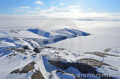 Russia, rocky shore of lake Ladoga Ladozhskoye, the gulf of Murolakhti Kocherga in the winter Stock Photo