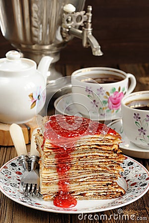 Russian bliny with raspberry jam, vintage samovar and teaware Stock Photo