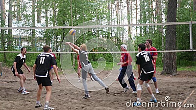Russie novosibirsk Ligue côtière de volleyball 06 10 17 Jeu de deux équipes dans les bois dans le volleyball 4k, 3840x2160 HD banque de vidéos Russie novosibirsk Ligue côtière de volleyball 06 10 17 Jeu de deux équipes dans les bois dans le volleyball 4k, 3840x2160 HD banque de vidéos
