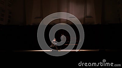 02 09 17 Russie, Novosibirsk, salle de concert état Un jeune homme jouant le piano sur l'étape 4K banque de vidéos 02 09 17 Russie, Novosibirsk, salle de concert état Un jeune homme jouant le piano sur l'étape 4K banque de vidéos