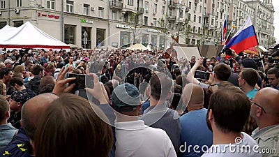 RYSSLAND MOSKVA - JUNI 12, 2017: Samla mot korruption som organiseras av Navalny på den Tverskaya gatan Folkmassan buade den utgå arkivfilmer RYSSLAND MOSKVA - JUNI 12, 2017: Samla mot korruption som organiseras av Navalny på den Tverskaya gatan Folkmassan buade den utgå arkivfilmer