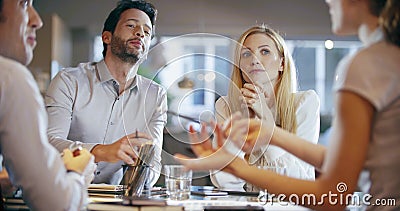 Réunion de travail d'équipe d'entreprise constituée en société au bureau Quatre parler caucasiens de groupe de personnes d'homme Réunion de travail d'équipe d'entreprise constituée en société au bureau Quatre parler caucasiens de groupe de personnes d'homme