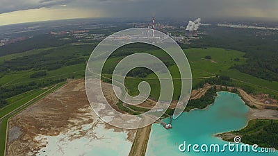 Rückhaltebecken für die Entladung des chemischen Abfalls von einer Chemiefabrik ?kologisches Krisenfoto ?kologische Katastrophe stock footage Rückhaltebecken für die Entladung des chemischen Abfalls von einer Chemiefabrik ?kologisches Krisenfoto ?kologische Katastrophe stock footage