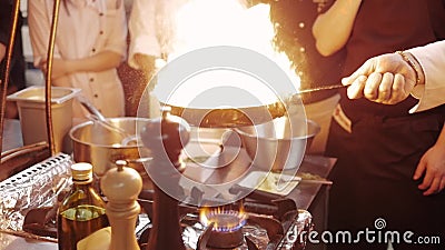 ` S Masterclass del cuoco unico Cuoco unico Cooking With Fire in padella cuoco unico In di nProfessional una cucina commerciale c video d archivio ` S Masterclass del cuoco unico Cuoco unico Cooking With Fire in padella cuoco unico In di nProfessional una cucina commerciale c video d archivio