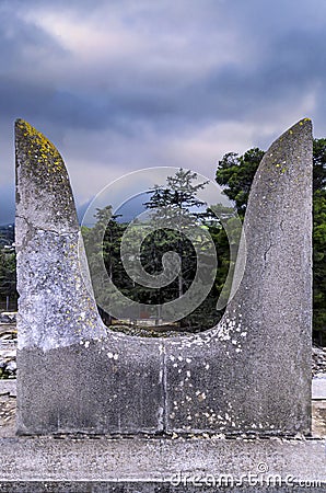 The sacred Bull Horns sculpture symbol of power for the Minoans next to the South Propylaeum building at the archaeological site Stock Photo