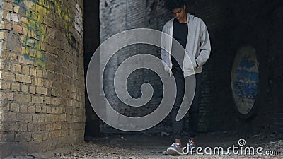 Sad verveelde jonge man die alleen de stad liep, een straatlifestyle, een onrustige tiener stock videobeelden Sad verveelde jonge man die alleen de stad liep, een straatlifestyle, een onrustige tiener stock videobeelden