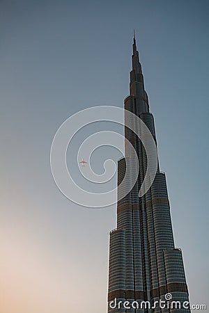 SAE, Dubai - Burj Khalifa with aircraft Stock Photo