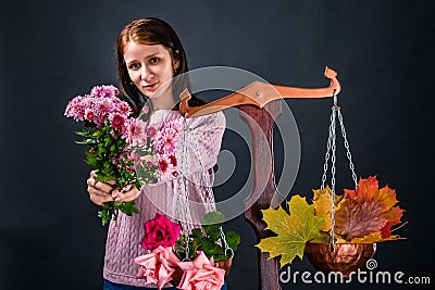Saleswoman of beautiful autumn mood holds out a bouquet of chrysanthemum flowers Stock Photo
