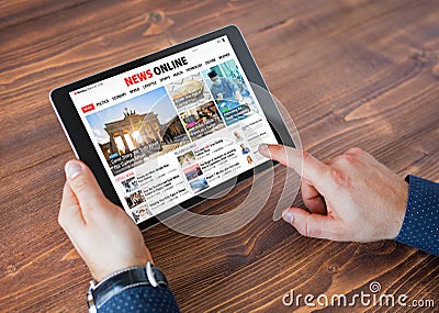 Sample online news website on tablet Stock Photo