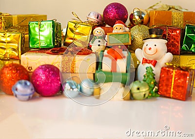 Santa Claus and snowman dolls deliver good kids gifts on Christmas eve, background with decorated Christmas present boxes, tree Stock Photo