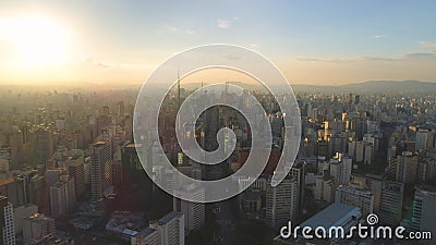 SAO PAULO, BRÉSIL - 3 MAI 2018 : Vue aérienne des bâtiments de centre de la ville, residental et d'affaires banque de vidéos SAO PAULO, BRÉSIL - 3 MAI 2018 : Vue aérienne des bâtiments de centre de la ville, residental et d'affaires banque de vidéos