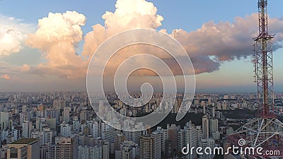 SAO PAULO, BRÉSIL - 3 MAI 2018 : Vue aérienne des bâtiments de centre de la ville, residental et d'affaires banque de vidéos SAO PAULO, BRÉSIL - 3 MAI 2018 : Vue aérienne des bâtiments de centre de la ville, residental et d'affaires banque de vidéos