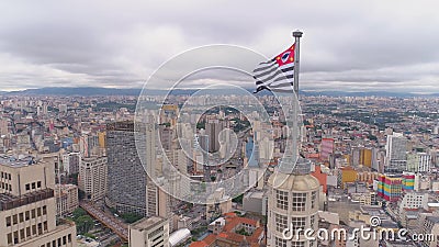 SAO PAULO, BRÉSIL - 3 MAI 2018 : Vue aérienne du centre de la ville Banespa construisant avec le drapeau de ville banque de vidéos SAO PAULO, BRÉSIL - 3 MAI 2018 : Vue aérienne du centre de la ville Banespa construisant avec le drapeau de ville banque de vidéos