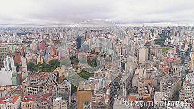 SAO PAULO, BRÉSIL - 3 MAI 2018 : Vue aérienne du centre de la ville Banespa construisant avec le drapeau de ville clips vidéos SAO PAULO, BRÉSIL - 3 MAI 2018 : Vue aérienne du centre de la ville Banespa construisant avec le drapeau de ville clips vidéos