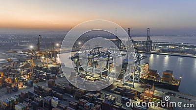 Satellietbeeld timelapse het leegmaken lading op containerschip in haven bij schemering Thailand stock footage Satellietbeeld timelapse het leegmaken lading op containerschip in haven bij schemering Thailand stock footage