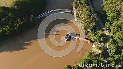 Satellietbeeld van toeristenboot op de rivier De toeristen schepen aan boot in wat daarna dichtbij baai blijven ophouden Modderri stock video Satellietbeeld van toeristenboot op de rivier De toeristen schepen aan boot in wat daarna dichtbij baai blijven ophouden Modderri stock video