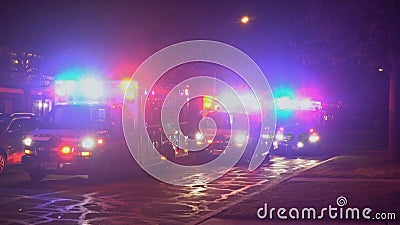 Sayreville NJ USA DECEMBER 23 blå ljus blinker 2018 uppe på av en ambulansbil Stadsljus på bakgrunden lager videofilmer Sayreville NJ USA DECEMBER 23 blå ljus blinker 2018 uppe på av en ambulansbil Stadsljus på bakgrunden lager videofilmer