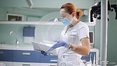Saúde e cuidados dentários, mulher no trabalho como o dentista e doutor, encontrando o assistente e falando com fêmea nova video estoque Saúde e cuidados dentários, mulher no trabalho como o dentista e doutor, encontrando o assistente e falando com fêmea nova video estoque