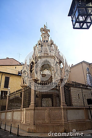 Scaliger Tombs, Gothic funerary monuments of the Scaliger family, who ruled in Verona in the middle ages. Scaligeri arch in Verona Stock Photo