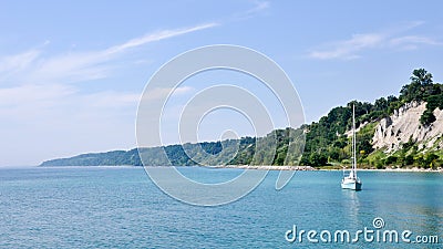 Scarborough Bluffs with boat on Lake Ontario on a sunny day - Toronto Stock Photo