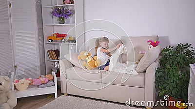 Wunderschönes asiatisches Mädchen lässt sich auf dem Sofa vernaschen Wunderschönes asiatisches Mädchen lässt sich auf dem Sofa vernaschen