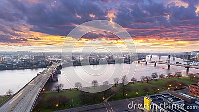 Schackningsperioden för UHD 4k Tid av färgrik soluppgång och trafikljus skuggar över i stadens centrum stad av Portland Oregon arkivfilmer Schackningsperioden för UHD 4k Tid av färgrik soluppgång och trafikljus skuggar över i stadens centrum stad av Portland Oregon arkivfilmer