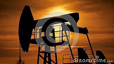 Schattenbild einer Ölpumpensteckfassung in Kraft mit schönem orange Sonnenuntergang auf dem Hintergrund stock video Schattenbild einer Ölpumpensteckfassung in Kraft mit schönem orange Sonnenuntergang auf dem Hintergrund stock video