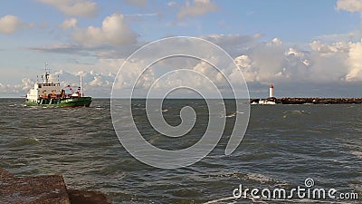 Schip die in de video van de havenletland van Ventspils van de Oostzeegolf gaan stock videobeelden Schip die in de video van de havenletland van Ventspils van de Oostzeegolf gaan stock videobeelden