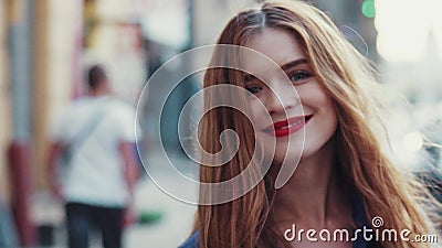 Schitterende jonge vrouw met mooie blauwe ogen en gouden lang haar, met een heldere rode lippenstift De aantrekkelijke jonge dame stock footage Schitterende jonge vrouw met mooie blauwe ogen en gouden lang haar, met een heldere rode lippenstift De aantrekkelijke jonge dame stock footage