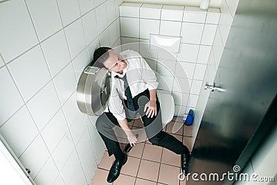 Schlafender Getrunkener Mann Der Junge Auf Dem Toilette ...