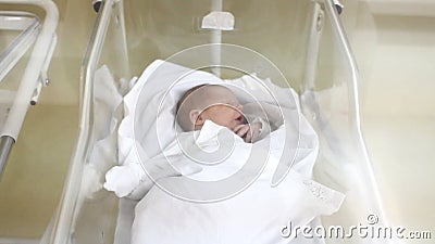 Schlafendes neugeborenes Baby stock video footage Schlafendes neugeborenes Baby stock video footage