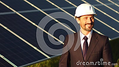 Schließen Sie herauf Ansicht von photo-voltaischen Platten und von glücklichem Direktor der Solarenergiestation stock footage Schließen Sie herauf Ansicht von photo-voltaischen Platten und von glücklichem Direktor der Solarenergiestation stock footage