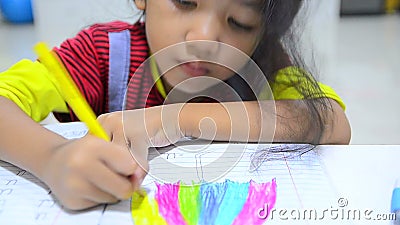 Schließen Sie herauf das nette asiatische thailändische Mädchen des Schusses, das Hausarbeit tut stock video Schließen Sie herauf das nette asiatische thailändische Mädchen des Schusses, das Hausarbeit tut stock video