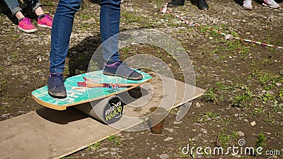 Schließen Sie oben vom männlichen Fuß unterrichtend, um zu surfen Spiel `, zum auf einem Brandung Brett ` zu stehen stock video footage Schließen Sie oben vom männlichen Fuß unterrichtend, um zu surfen Spiel `, zum auf einem Brandung Brett ` zu stehen stock video footage
