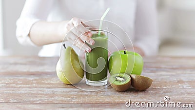 Schließen Sie oben von den Frauenhänden mit Saft und Früchten Schließen Sie oben von den Frauenhänden mit Saft und Früchten