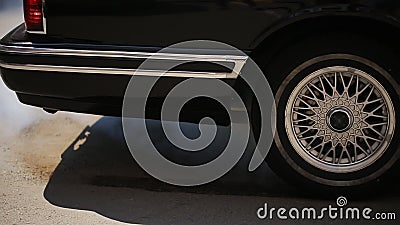 Schließen Sie oben zurück vom schwarzen Auto, das beginnt zu reiten und in der Straße verlassen stock footage Schließen Sie oben zurück vom schwarzen Auto, das beginnt zu reiten und in der Straße verlassen stock footage