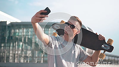 Schlittschuhläufer nimmt selfie stock video footage Schlittschuhläufer nimmt selfie stock video footage