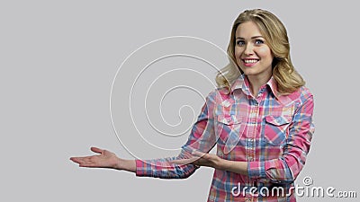 Schokkende jonge blond vrouw die de copyspace toont terwijl ze haar palmen omhoog houdt. stock video Schokkende jonge blond vrouw die de copyspace toont terwijl ze haar palmen omhoog houdt. stock video