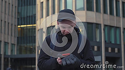 Schreibenmitteilung des jungen Mannes auf Schirm Smartphone auf städtischer Straße in der modernen Stadt stock video footage Schreibenmitteilung des jungen Mannes auf Schirm Smartphone auf städtischer Straße in der modernen Stadt stock video footage