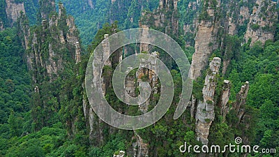 Schuine stand op mening van van het Nationale bospark van Zhangjiajie, Wulingyuan, China stock footage Schuine stand op mening van van het Nationale bospark van Zhangjiajie, Wulingyuan, China stock footage