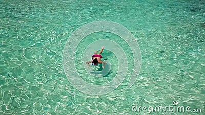 Schwimmen der jungen Frau in einer korallenroten Lagune stock video footage Schwimmen der jungen Frau in einer korallenroten Lagune stock video footage