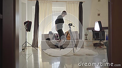Schöne brunette Kaukasierin sitzend auf einem Sofa mit eleganten Schals und Blick auf die Kamera Seniorin stock video footage Schöne brunette Kaukasierin sitzend auf einem Sofa mit eleganten Schals und Blick auf die Kamera Seniorin stock video footage