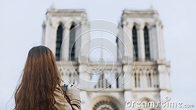 Schöne Jugendlichfrau, die Fotos von Notre Dame auf Retro- Filmkamera in Paris, Frankreich, berühmte Kathedrale macht stock video footage Schöne Jugendlichfrau, die Fotos von Notre Dame auf Retro- Filmkamera in Paris, Frankreich, berühmte Kathedrale macht stock video footage