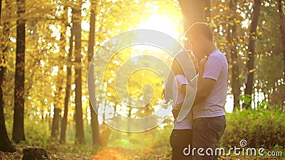Schöne junge Paare in der Liebe im Herbst parken Sonnenuntergang stock footage Schöne junge Paare in der Liebe im Herbst parken Sonnenuntergang stock footage