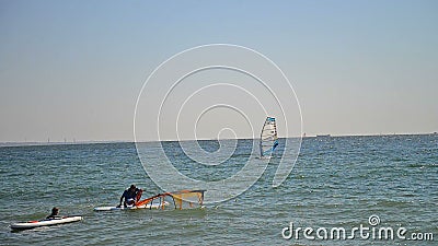 Schöne Vogelperspektive von den Windsurfers, die auf blaues Meer segeln Der große Wind gemacht für Extrem stock video Schöne Vogelperspektive von den Windsurfers, die auf blaues Meer segeln Der große Wind gemacht für Extrem stock video
