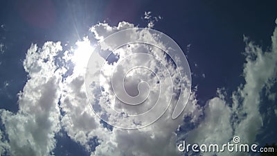 Schönes cloudscape mit den großen, errichtenden Wolken und Sonnenaufgang durch Wolkenmasse stock footage Schönes cloudscape mit den großen, errichtenden Wolken und Sonnenaufgang durch Wolkenmasse stock footage