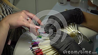Schönheits-Saal Beautician, der weibliche Nägel poliert Der Manikürist tut eine Maniküre ein Mädchen an Nahaufnahme 4K stock footage Schönheits-Saal Beautician, der weibliche Nägel poliert Der Manikürist tut eine Maniküre ein Mädchen an Nahaufnahme 4K stock footage