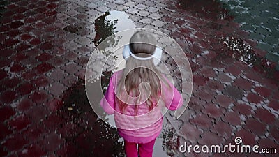 Scooter Bebe Equestre De Cette Petite Fille Dans Les Magmas Sur La Vue Arriere De Trottoir Banque De Videos Video Du Enfant Goutte