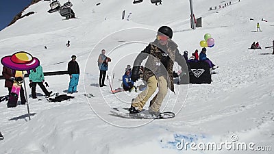 Scorrevole dello Snowboarder sulla traccia del ferro, ma venire a mancare Stazione sciistica Giorno pieno di sole Sport estremo stock footage Scorrevole dello Snowboarder sulla traccia del ferro, ma venire a mancare Stazione sciistica Giorno pieno di sole Sport estremo stock footage